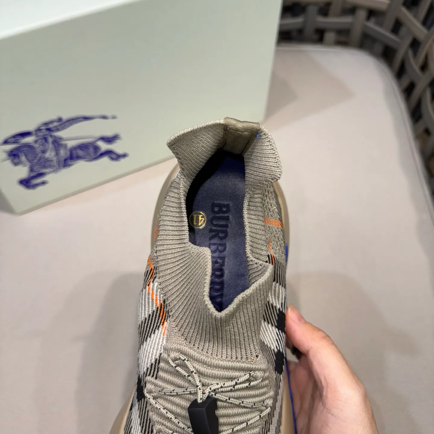 Factory price: 480💰BURBERRY/Burberry plaid knitted Ne men's shoes💰tune sneakers｜With breathable sock-style upper｜Embellished with knitted Burberry plaid｜Leather lining Incorporated into a plaid lace design｜Equipped with B-shaped shield buckle｜The sole is decorated with a large wrapped equestrian knight logo (EKD)｜Round toe #drawstring closure#The sole is decorated with the equestrian knight logo (EKD)｜At least 50% of the main materials of the boutique are from renewable sources Size: 39-44 (45 custom-made)